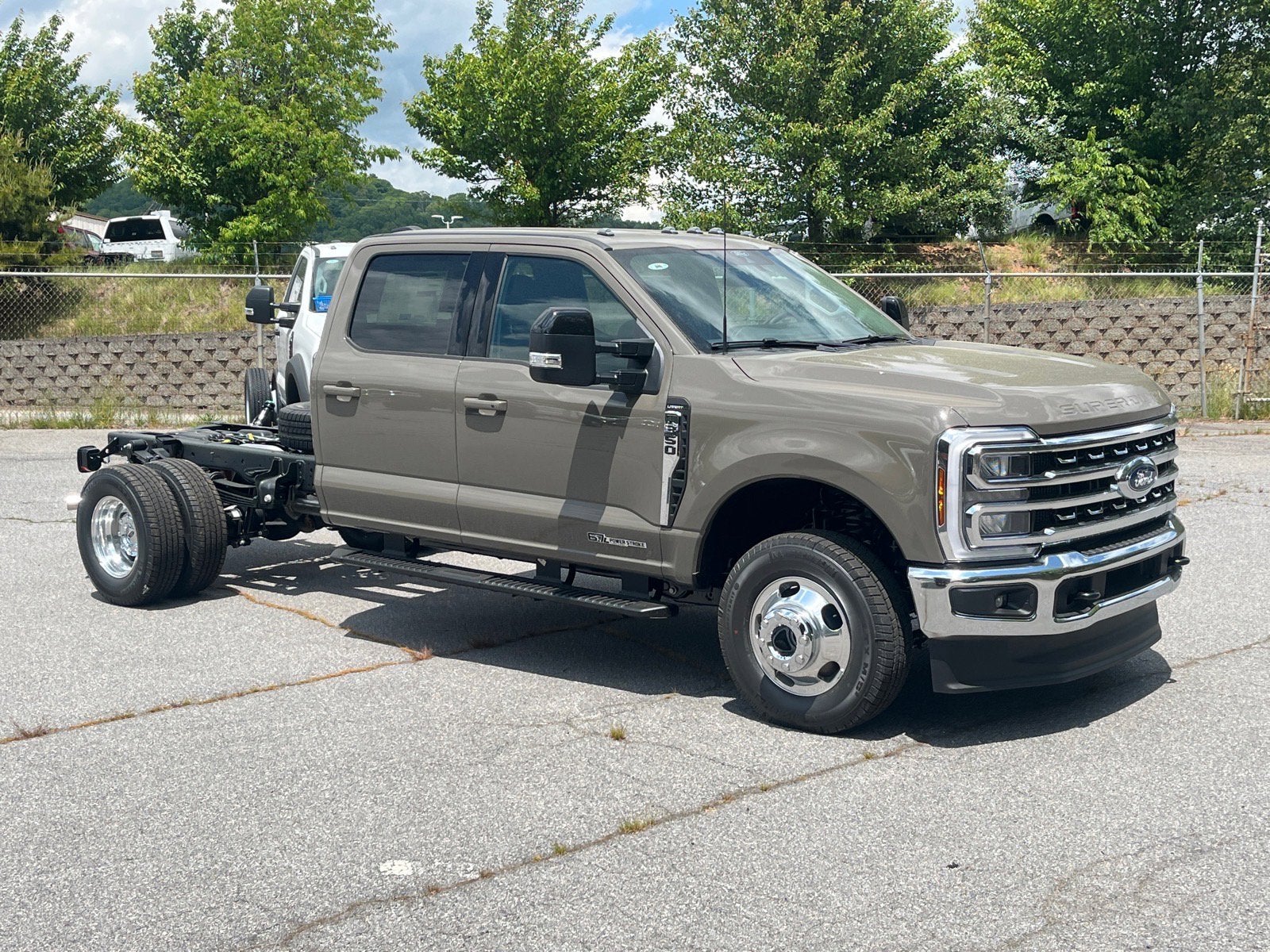 2026 Ford F-350 Lariat 4x4 Crew Cab 179-In DRW's photo