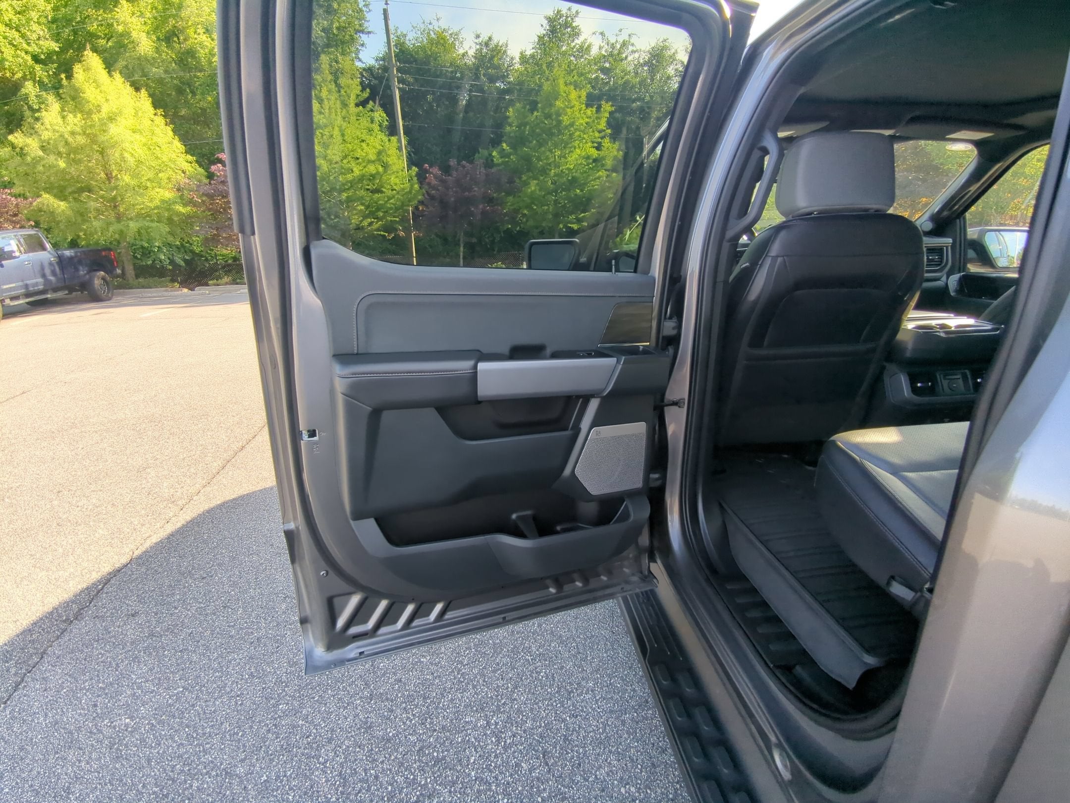 2025 Ford F-150 Lightning LARIAT