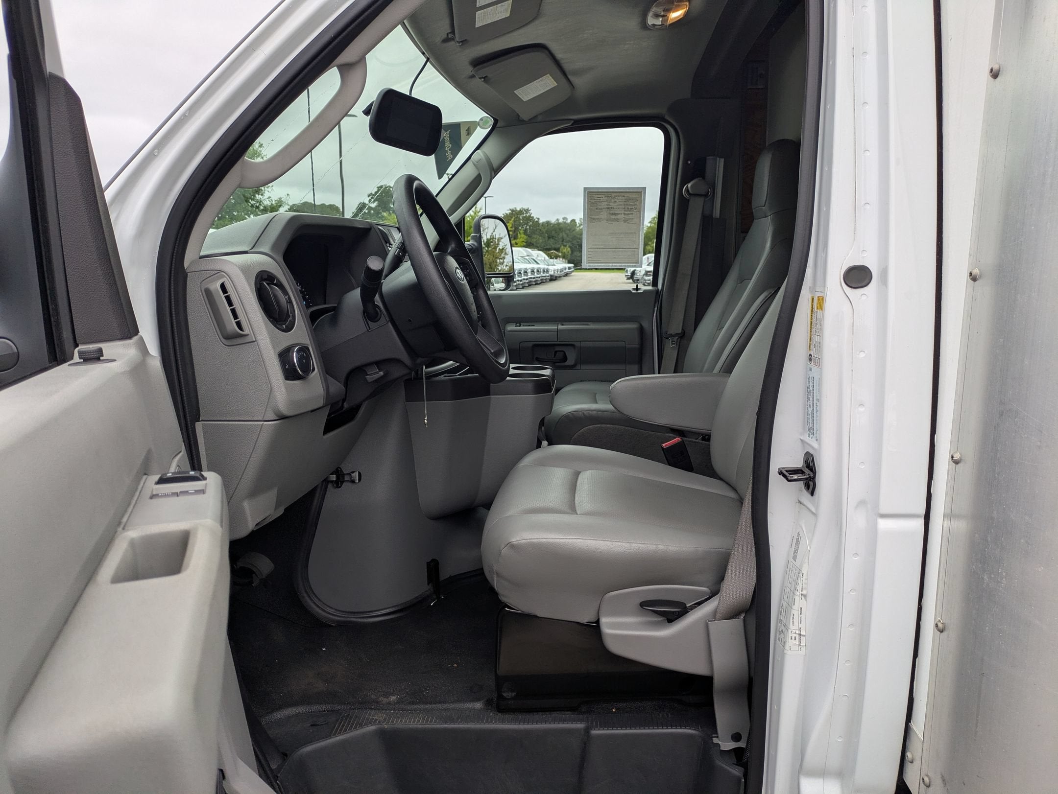 2025 Ford E-Series Cutaway Base