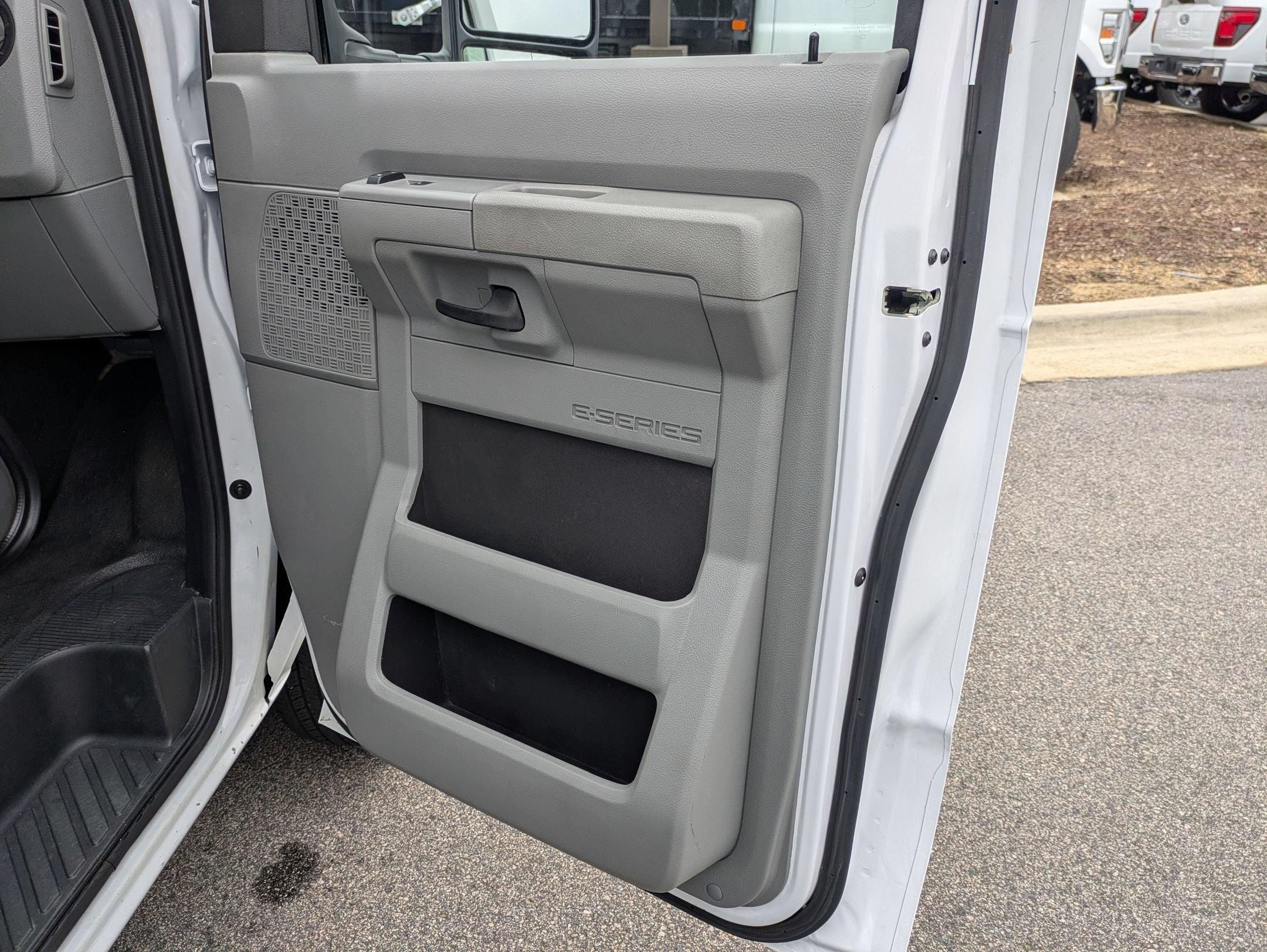 2025 Ford E-Series Cutaway Base