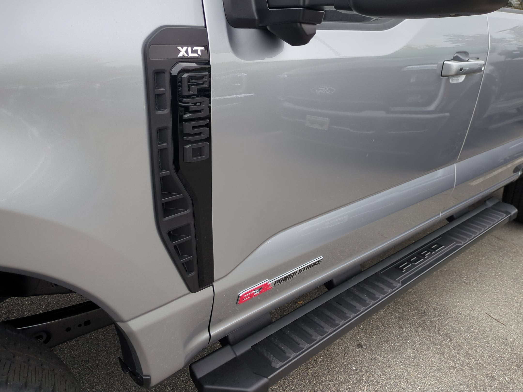 2027 Ford Super Duty F-350 SRW XLT