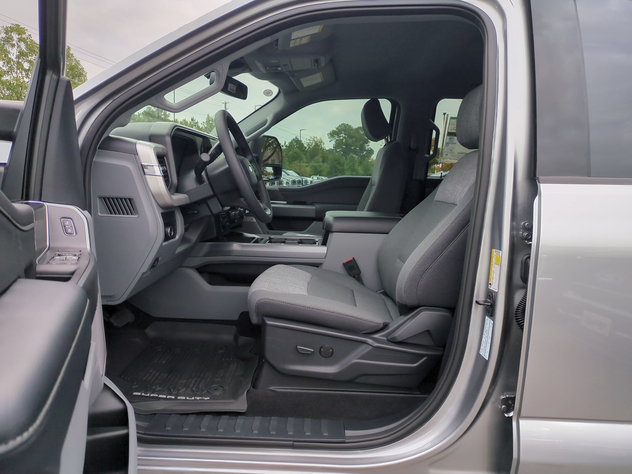 2027 Ford Super Duty F-350 SRW XLT