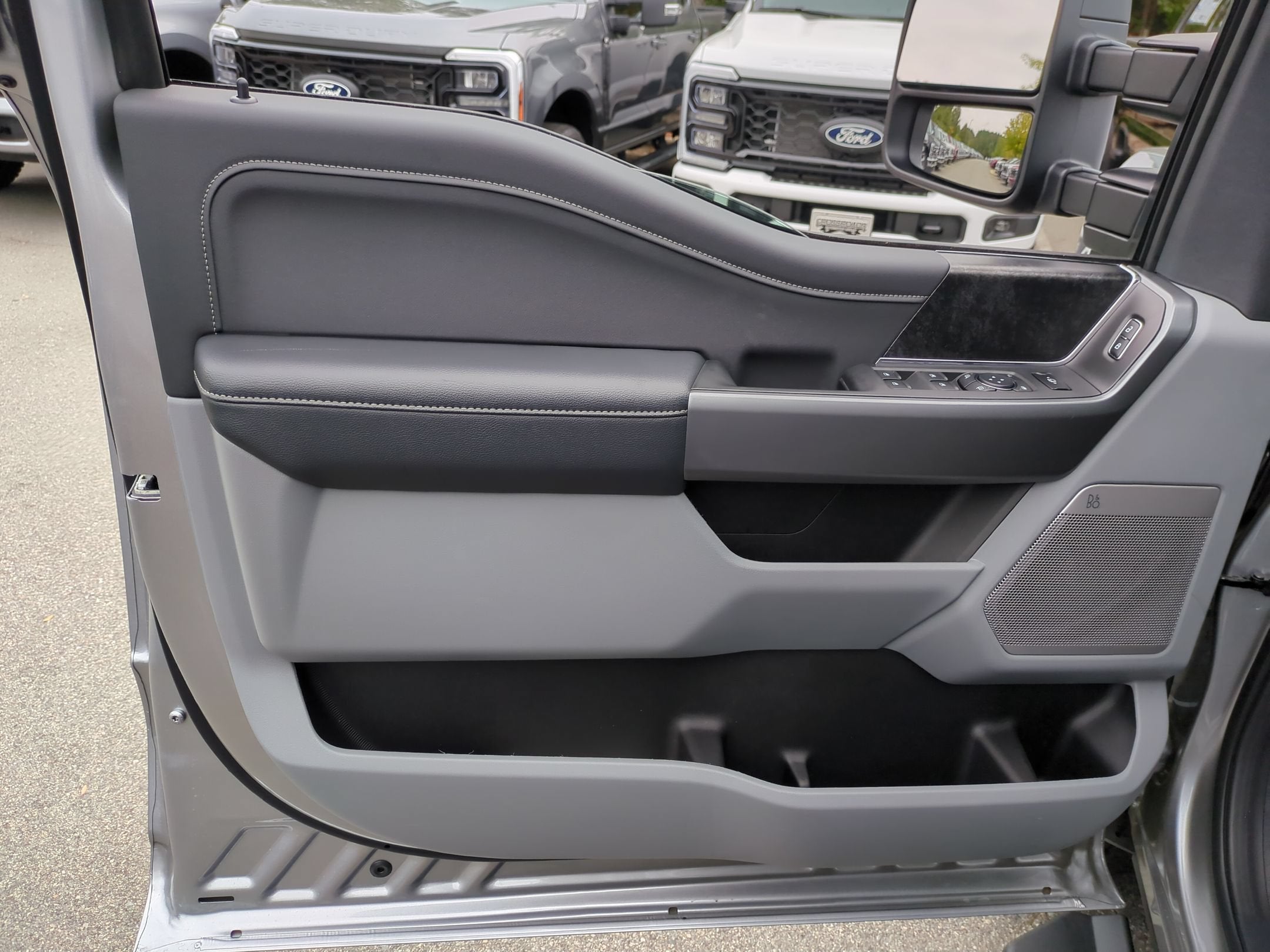 2027 Ford Super Duty F-350 SRW XLT