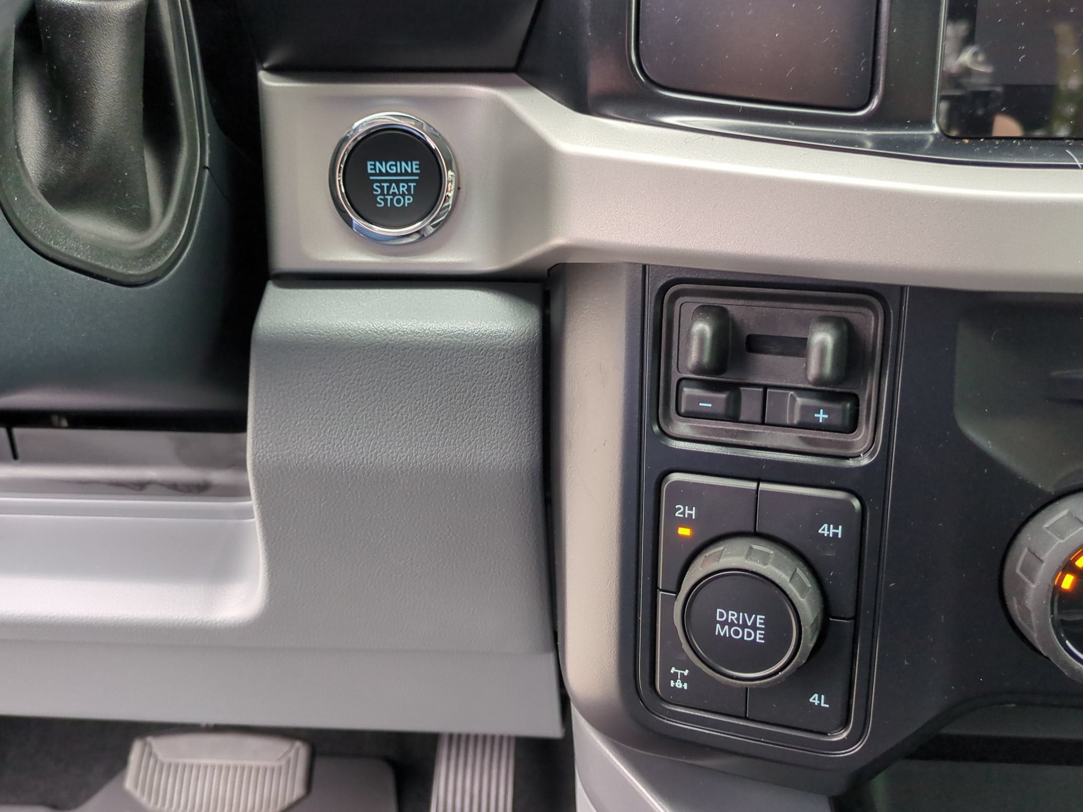 2027 Ford Super Duty F-350 SRW XLT