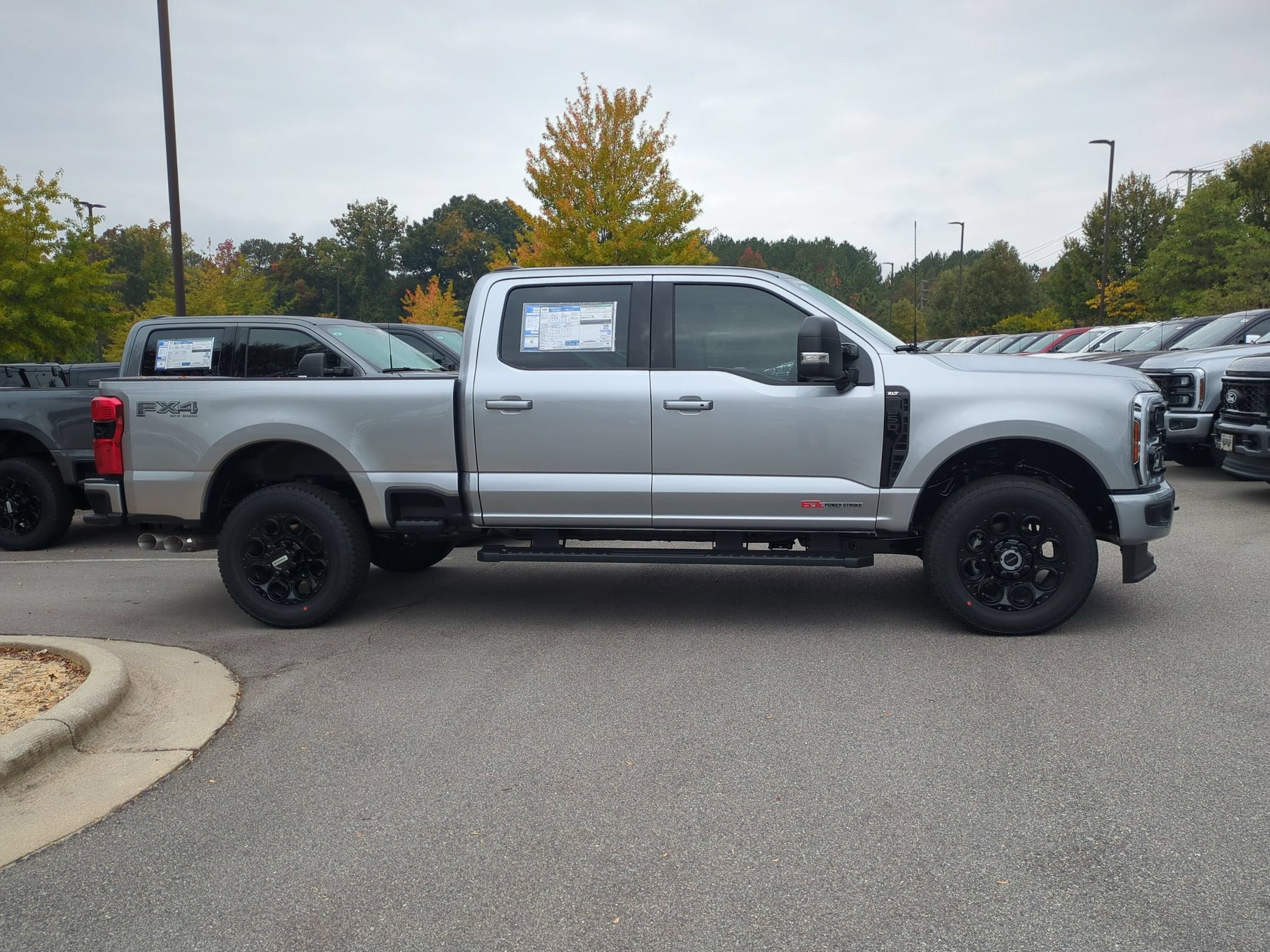 2027 Ford Super Duty F-350 SRW XLT