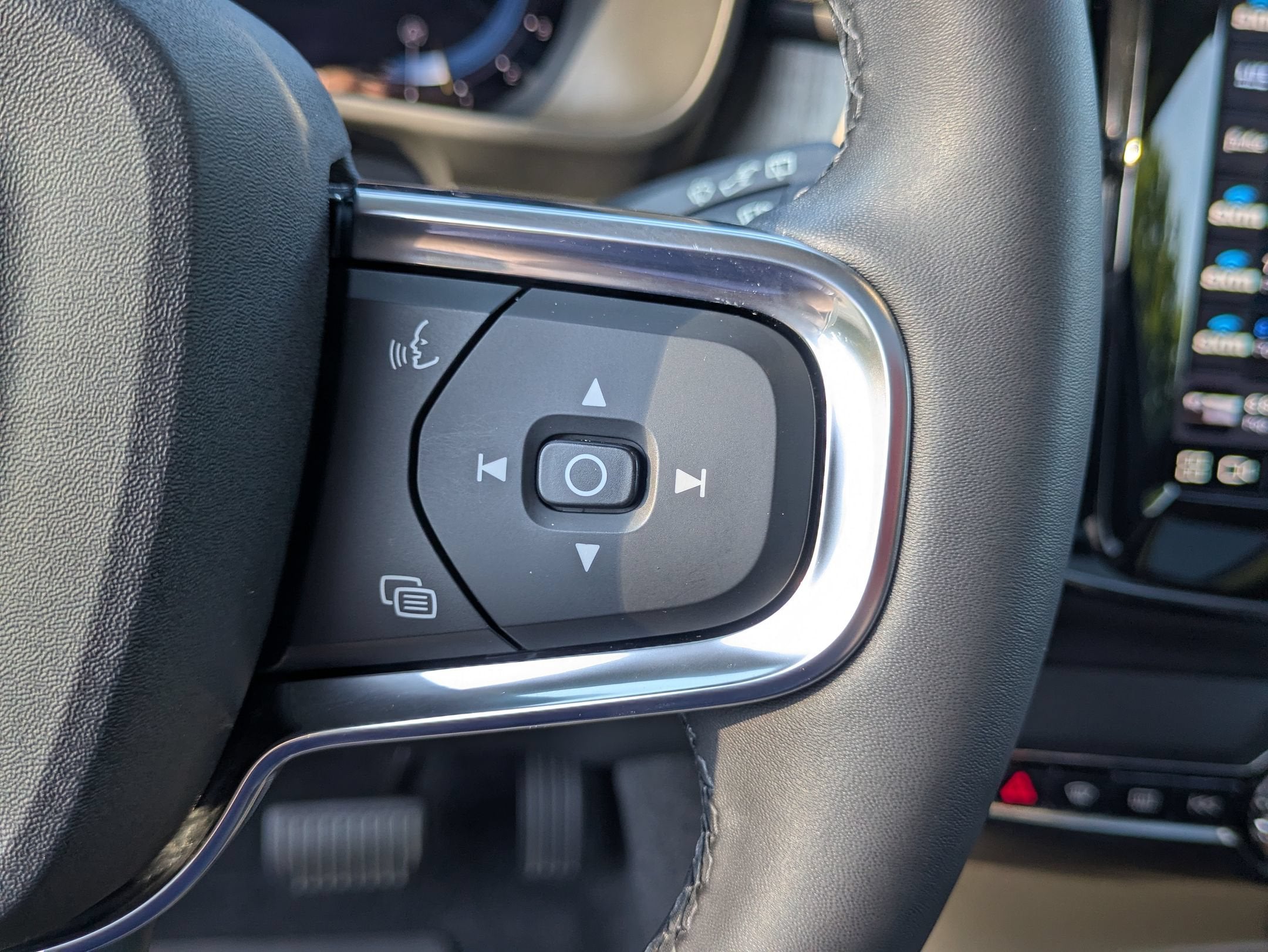 2023 Volvo XC40 Ultimate Dark Theme