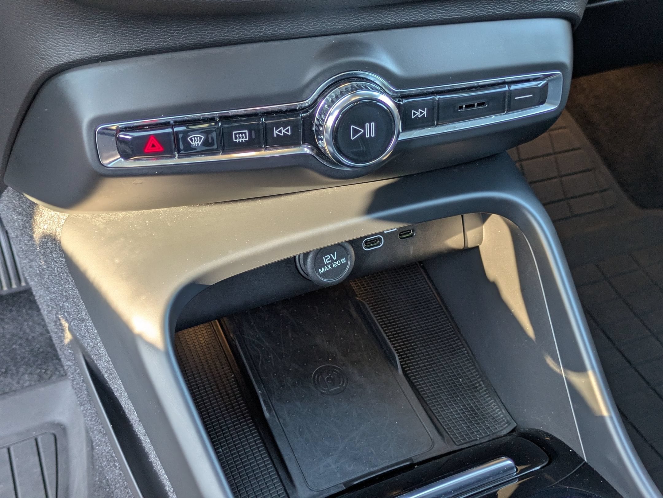 2023 Volvo XC40 Ultimate Dark Theme