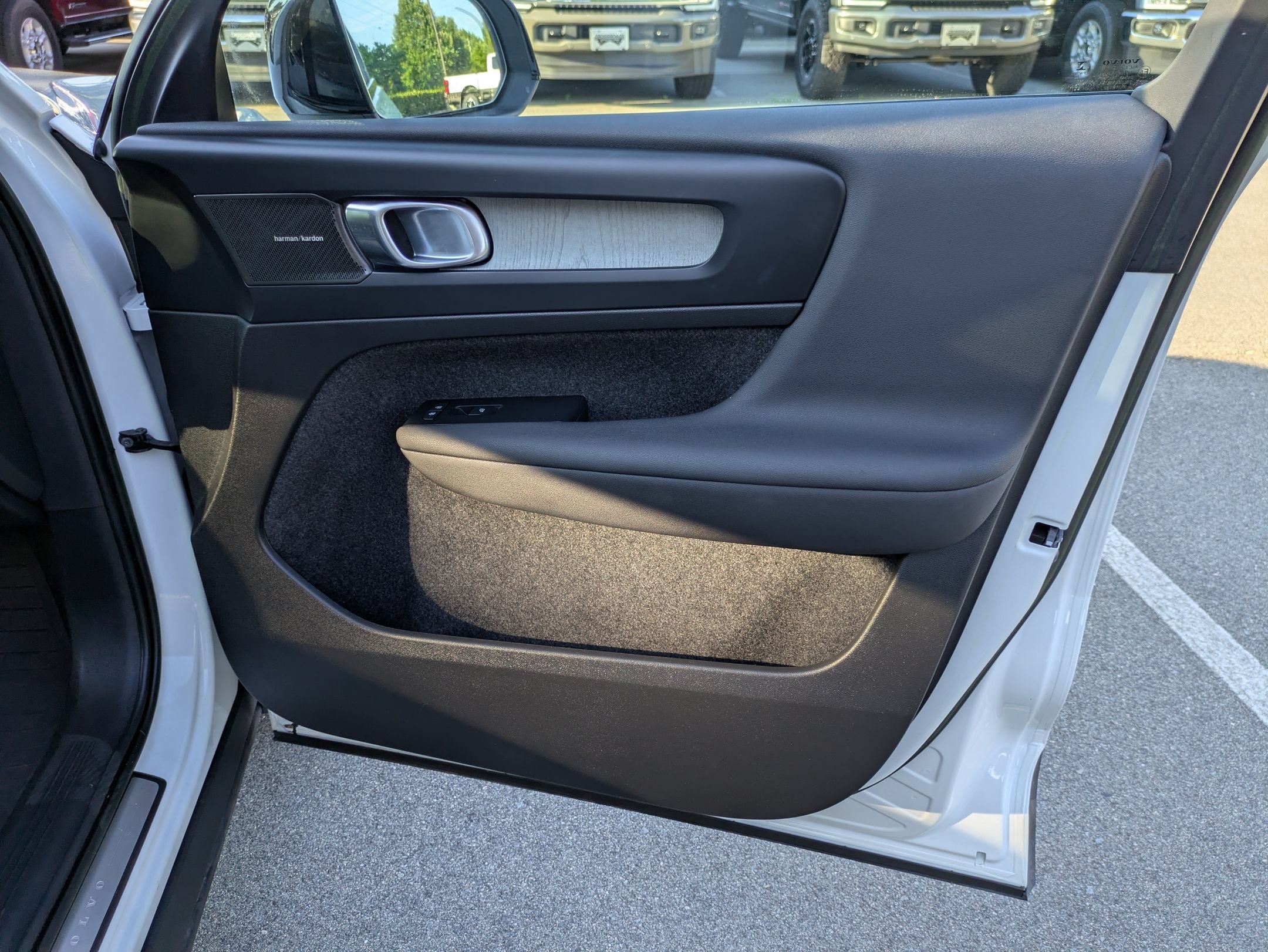 2023 Volvo XC40 Ultimate Dark Theme