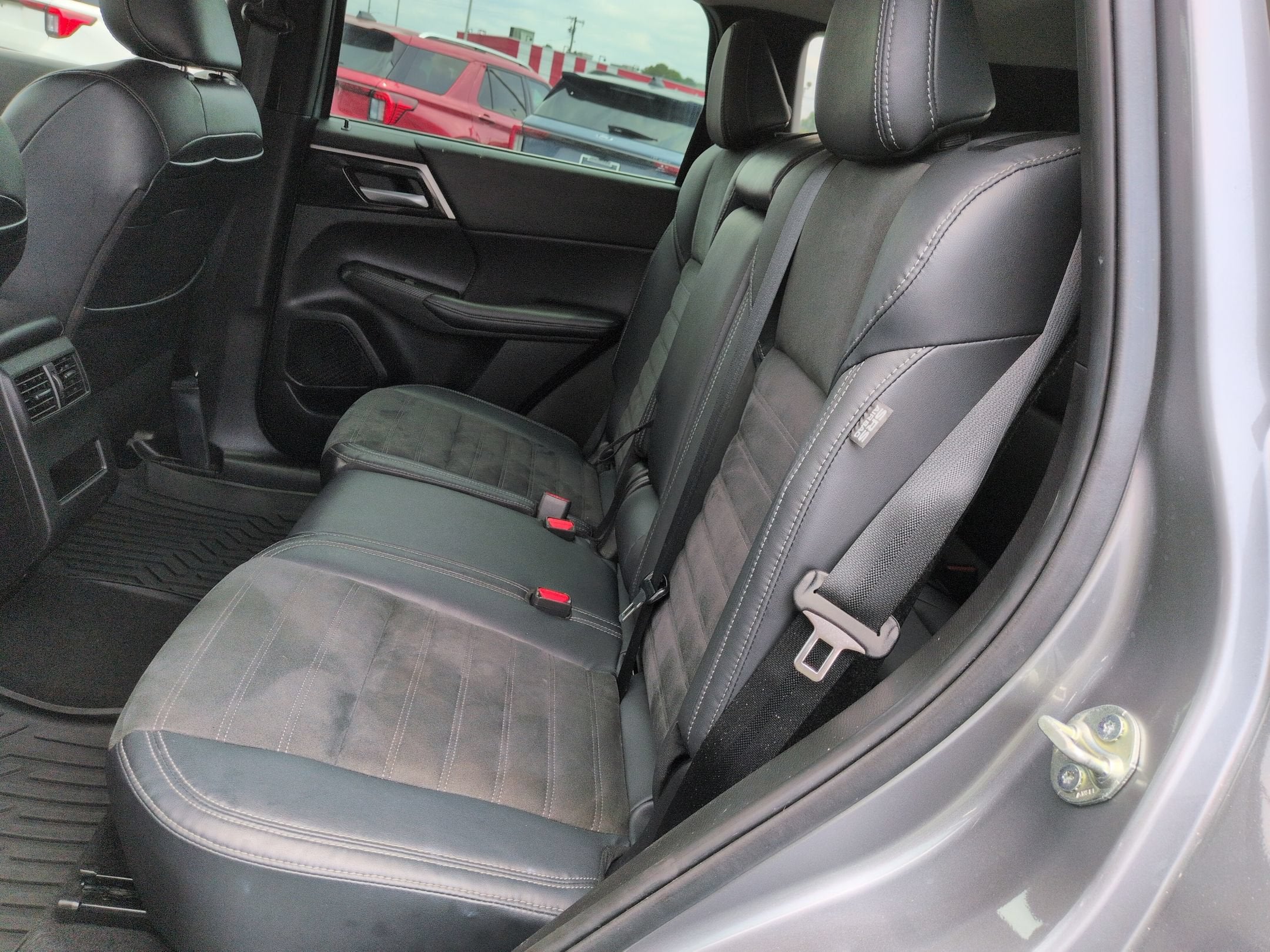 2023 Mitsubishi Outlander SE