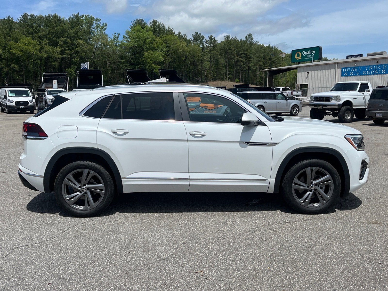 2024 Volkswagen Atlas Cross Sport 2.0T SEL R-Line